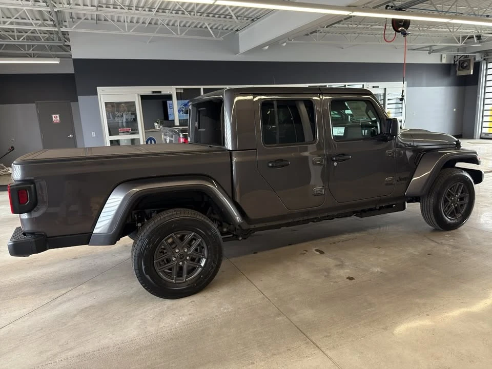 2026 Jeep JT Gladiator - Image 17 of 20
