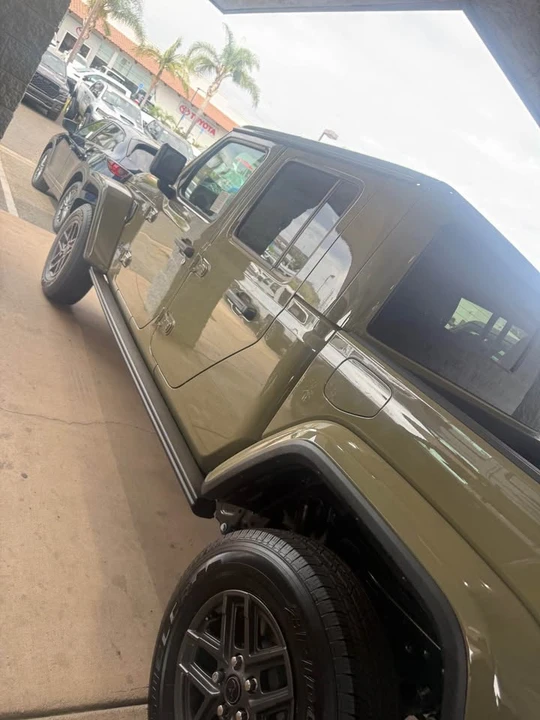 2026 Jeep JT Gladiator - Image 5 of 10