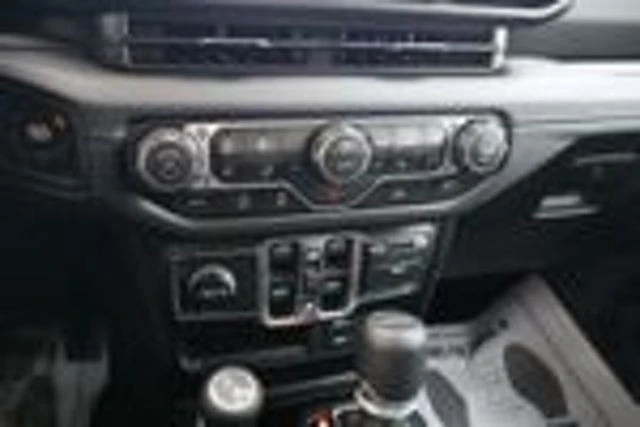 2026 Jeep JT Gladiator - Image 17 of 25