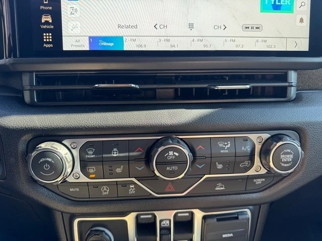 2026 Jeep JT Gladiator - Image 24 of 30