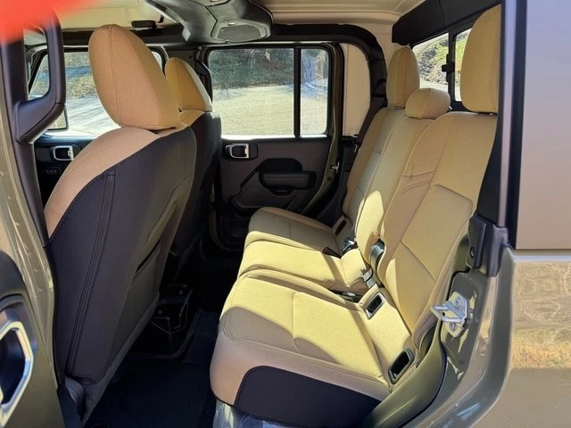 2026 Jeep JT Gladiator - Image 16 of 21