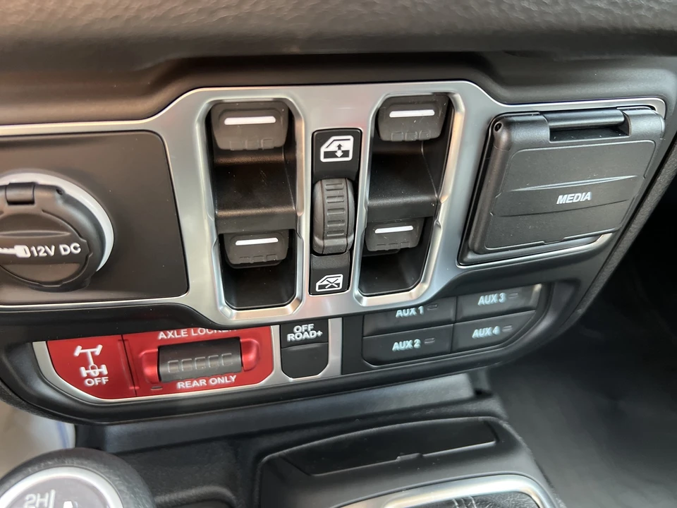 2026 Jeep JT Gladiator - Image 20 of 25
