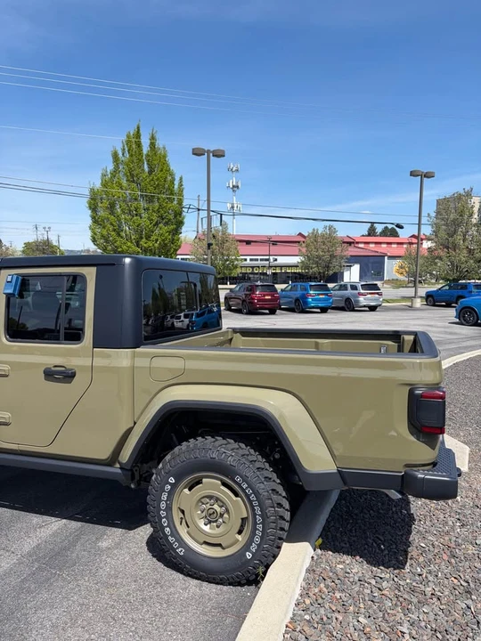 2026 Jeep JT Gladiator - Image 4 of 10