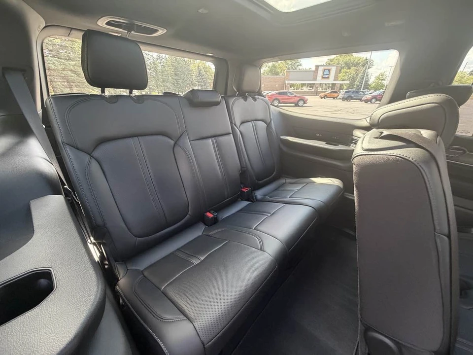 2026 Jeep WS Wagoneer - Image 15 of 25