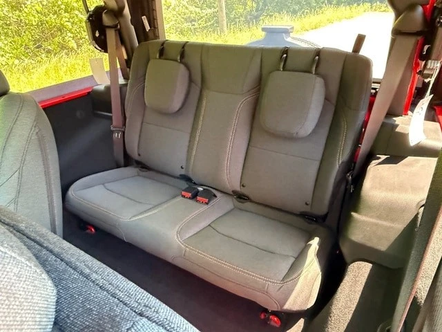 2026 Jeep JL Wrangler - Image 14 of 28