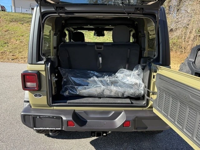 2026 Jeep JL Wrangler - Image 15 of 28