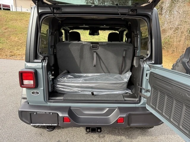 2026 Jeep JL Wrangler - Image 15 of 21