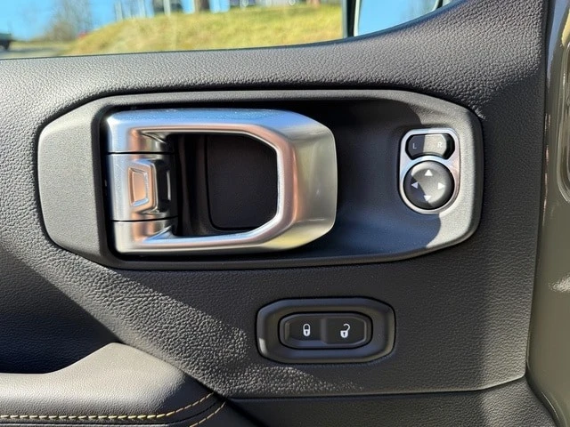 2026 Jeep JL Wrangler - Image 13 of 31