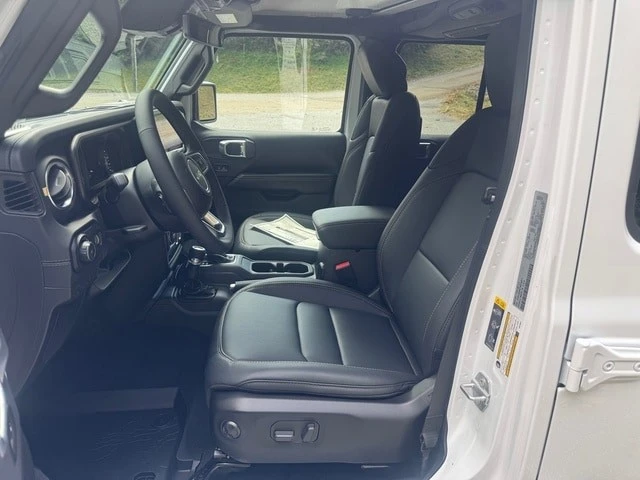 2026 Jeep JL Wrangler - Image 12 of 31