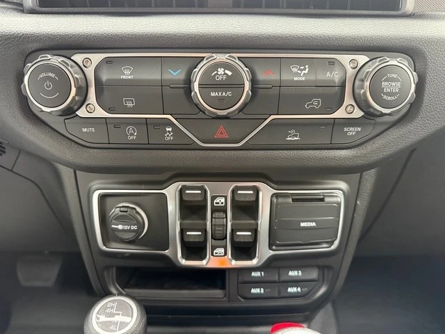2026 Jeep JL Wrangler - Image 25 of 31