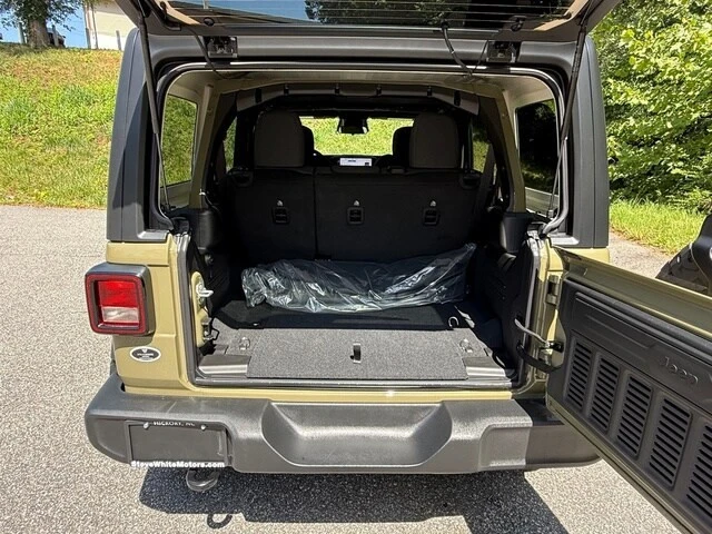 2026 Jeep JL Wrangler - Image 15 of 29