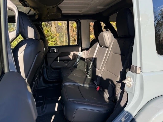 2026 Jeep JL Wrangler - Image 15 of 31
