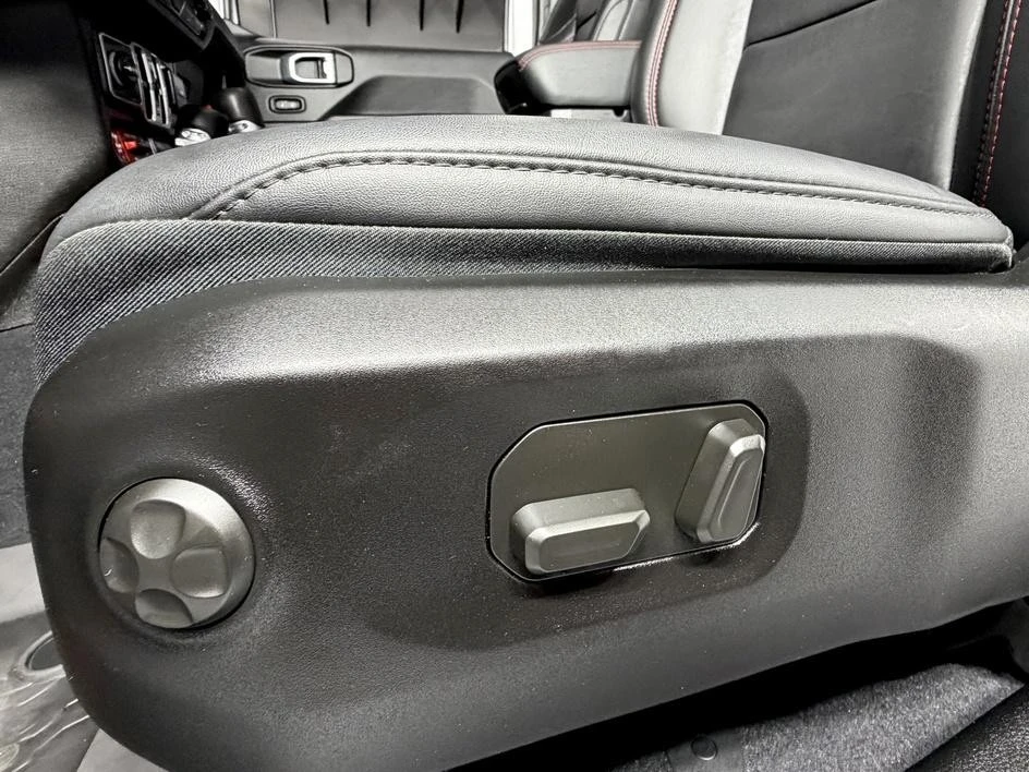 2026 Jeep JL Wrangler - Image 23 of 31