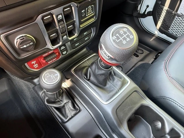 2026 Jeep JL Wrangler - Image 25 of 30