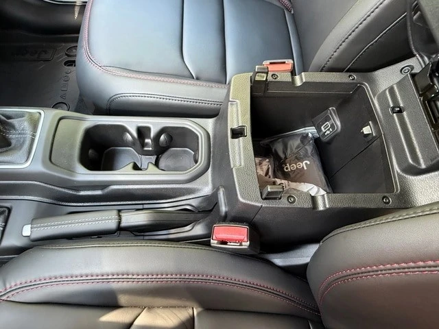 2026 Jeep JL Wrangler - Image 27 of 30