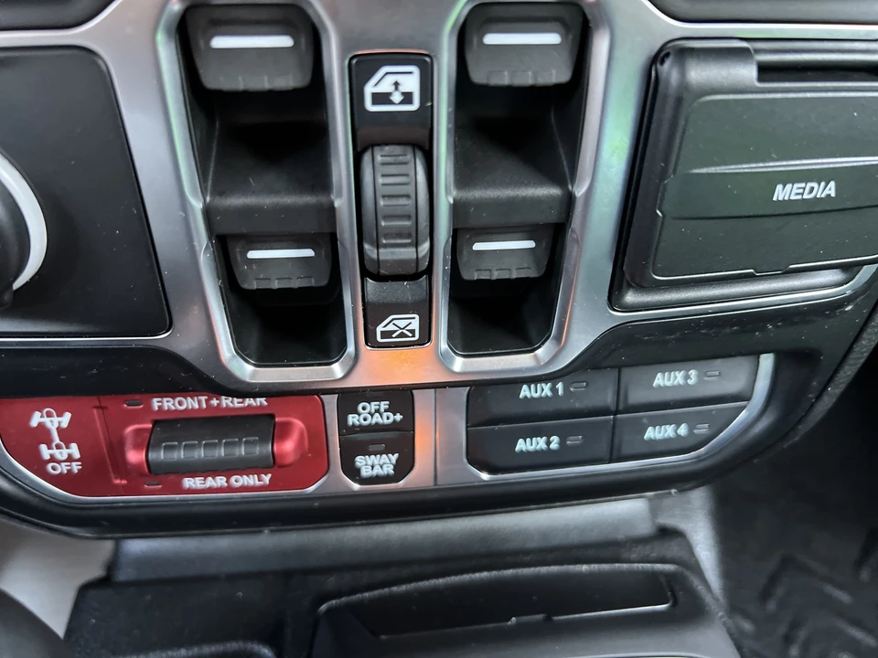 2026 Jeep JL Wrangler - Image 23 of 31