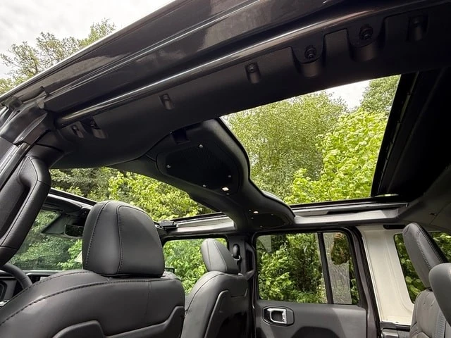 2026 Jeep JL Wrangler - Image 28 of 31