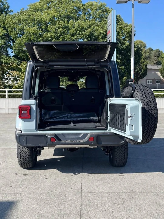 2026 Jeep JL Wrangler - Image 18 of 19