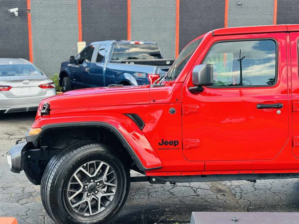2026 Jeep Wrangler - Image 10 of 25