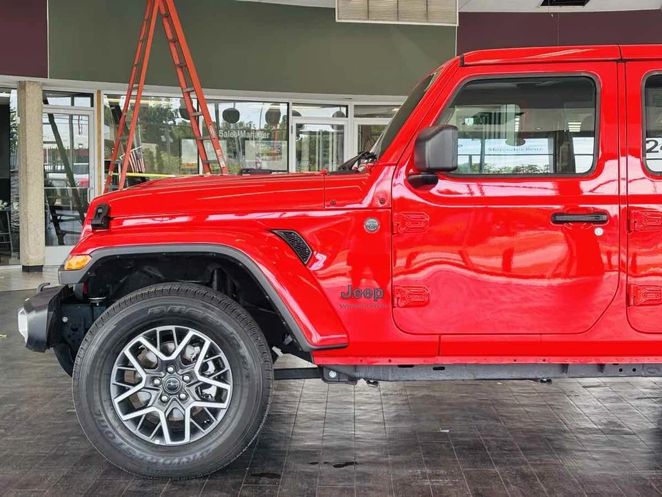 2026 Jeep JL Wrangler - Image 17 of 31