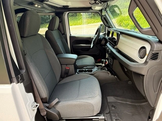 2026 Jeep JL Wrangler - Image 15 of 25