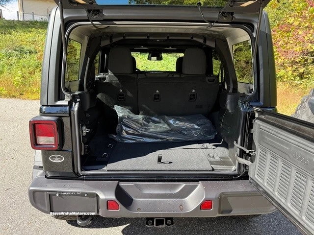 2026 Jeep JL Wrangler - Image 17 of 31
