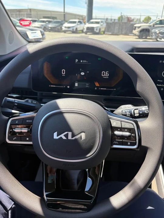 2026 Kia Carnival - Image 6 of 15