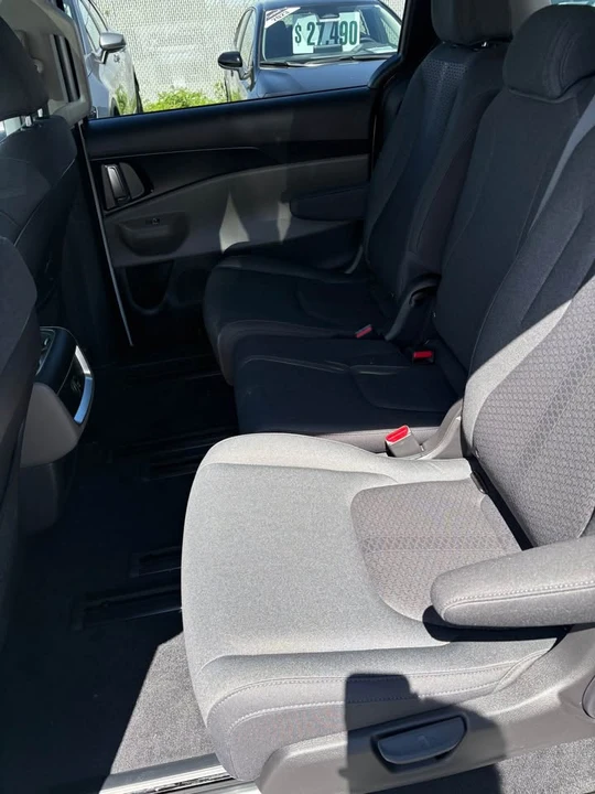 2026 Kia Carnival - Image 9 of 15