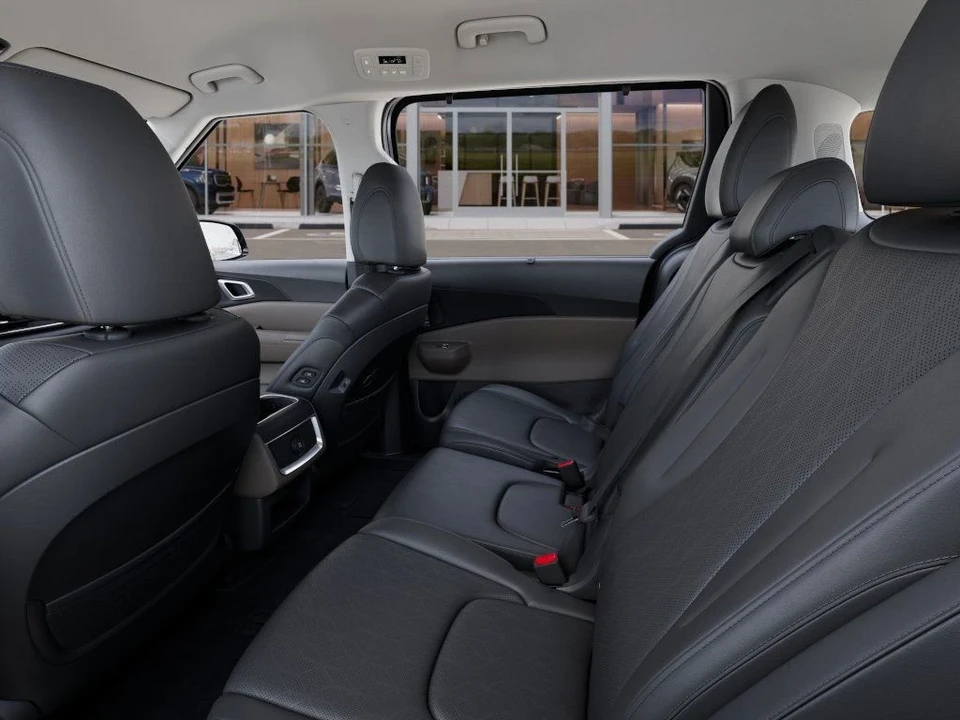 2026 Kia Carnival - Image 18 of 21