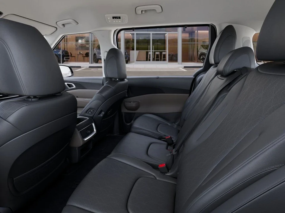2026 Kia Carnival - Image 18 of 21
