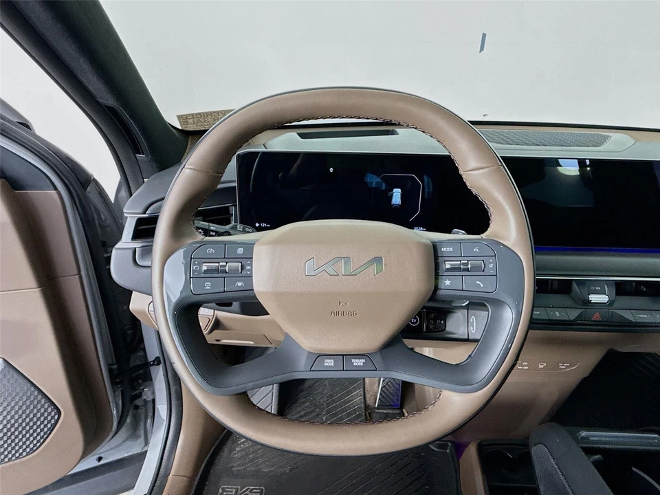 2026 Kia EV9 - Image 8 of 14