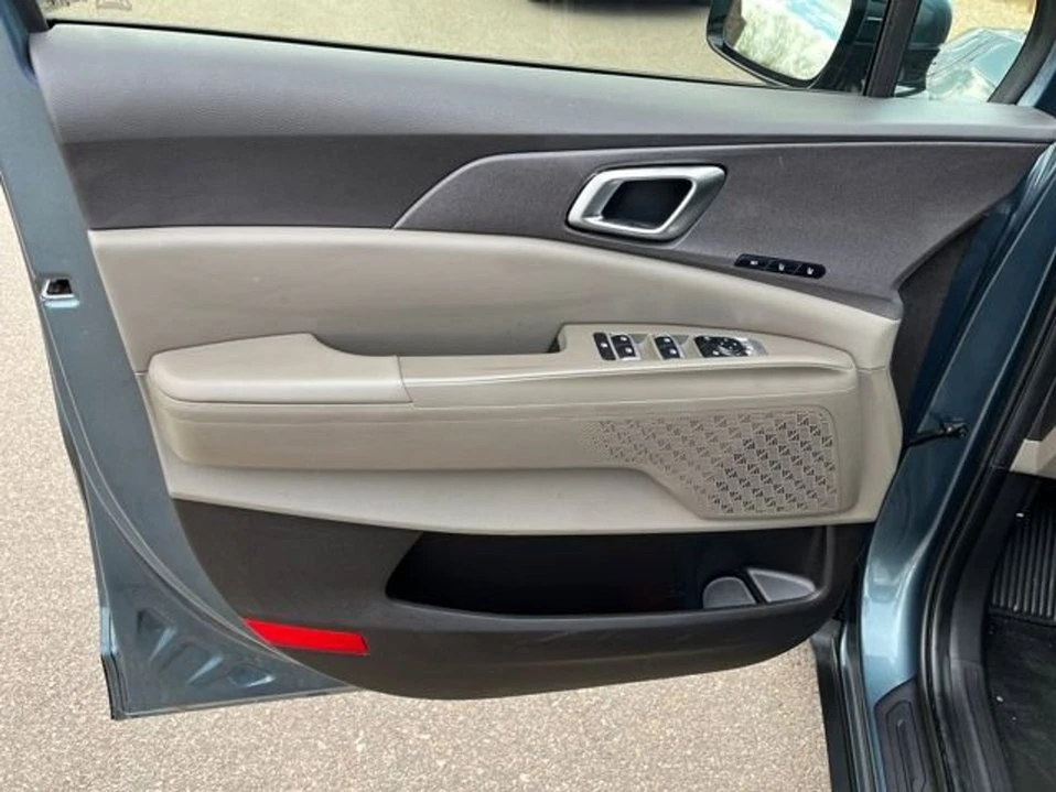 2026 Kia Carnival - Image 6 of 10