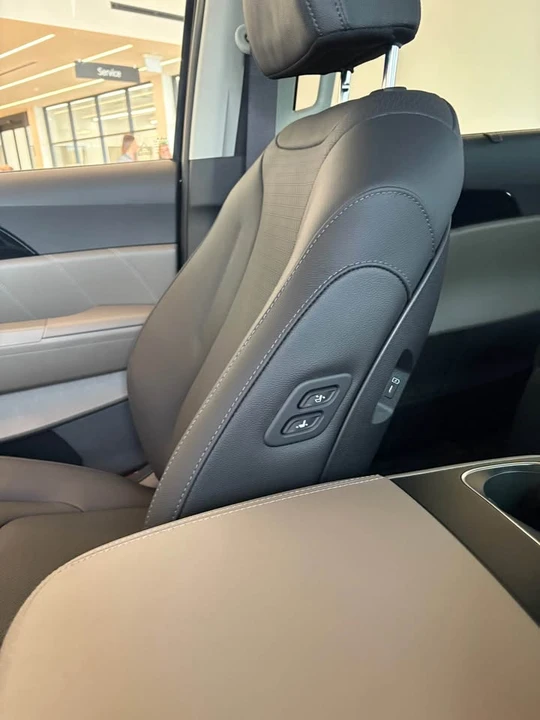 2026 Kia Carnival - Image 14 of 19
