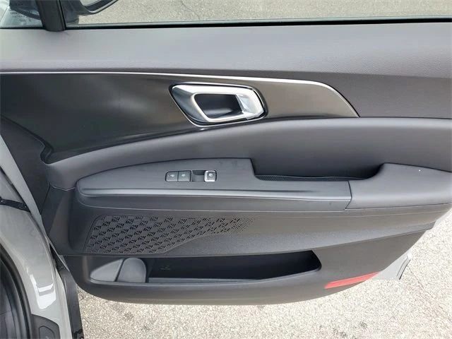 2026 Kia Carnival - Image 10 of 20