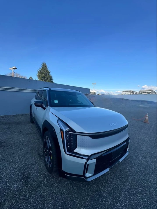 2026 Kia EV9 - Image 2 of 19