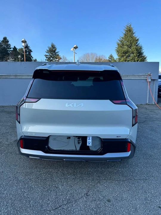 2026 Kia EV9 - Image 13 of 19