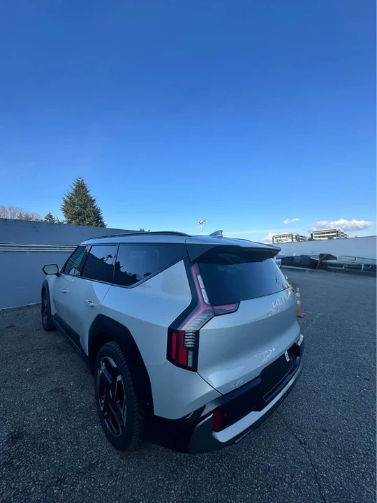 2026 Kia EV9 - Image 8 of 19