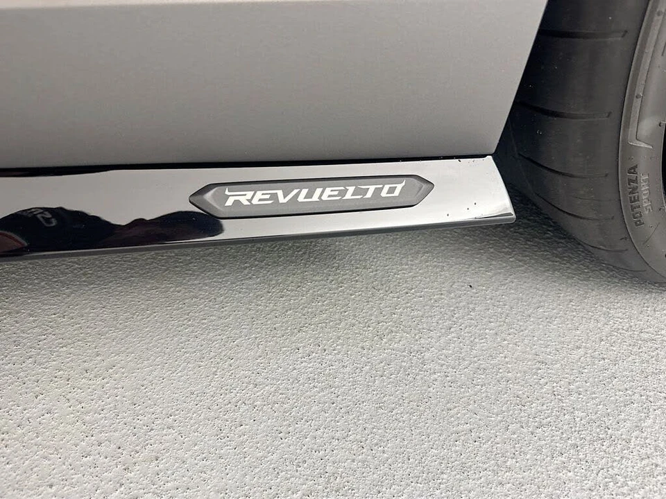 2026 Lamborghini Revuelto - Image 25 of 31