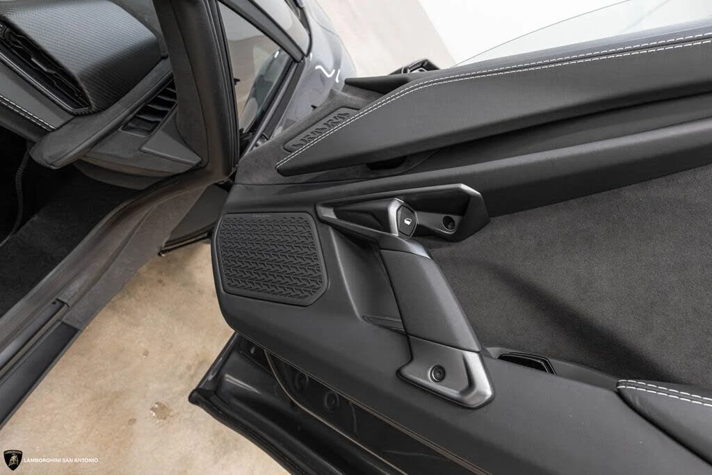 2026 Lamborghini Revuelto - Image 27 of 31