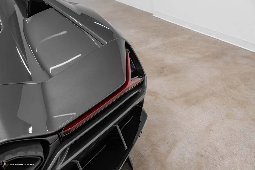 2026 Lamborghini Revuelto - Image 19 of 31