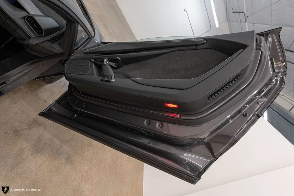 2026 Lamborghini Revuelto - Image 26 of 31