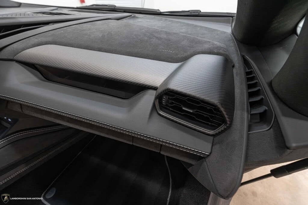 2026 Lamborghini Revuelto - Image 28 of 31