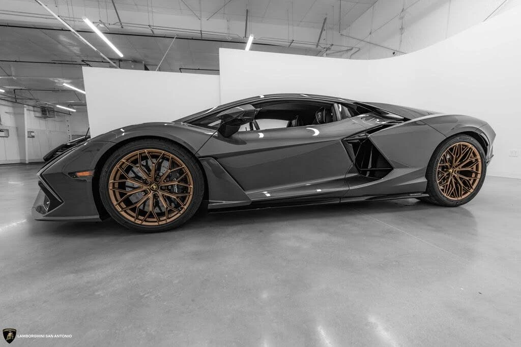 2026 Lamborghini Revuelto - Image 22 of 31