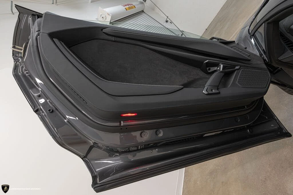 2026 Lamborghini Revuelto - Image 30 of 31