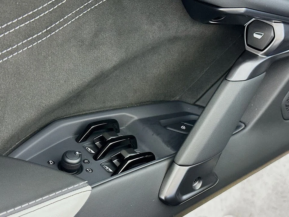 2026 Lamborghini Revuelto - Image 18 of 31