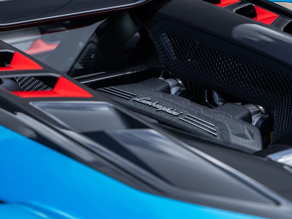 2026 Lamborghini Revuelto - Image 15 of 31