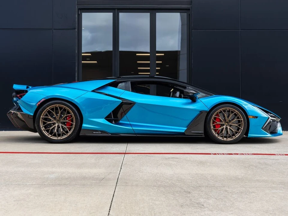 2026 Lamborghini Revuelto - Image 11 of 31