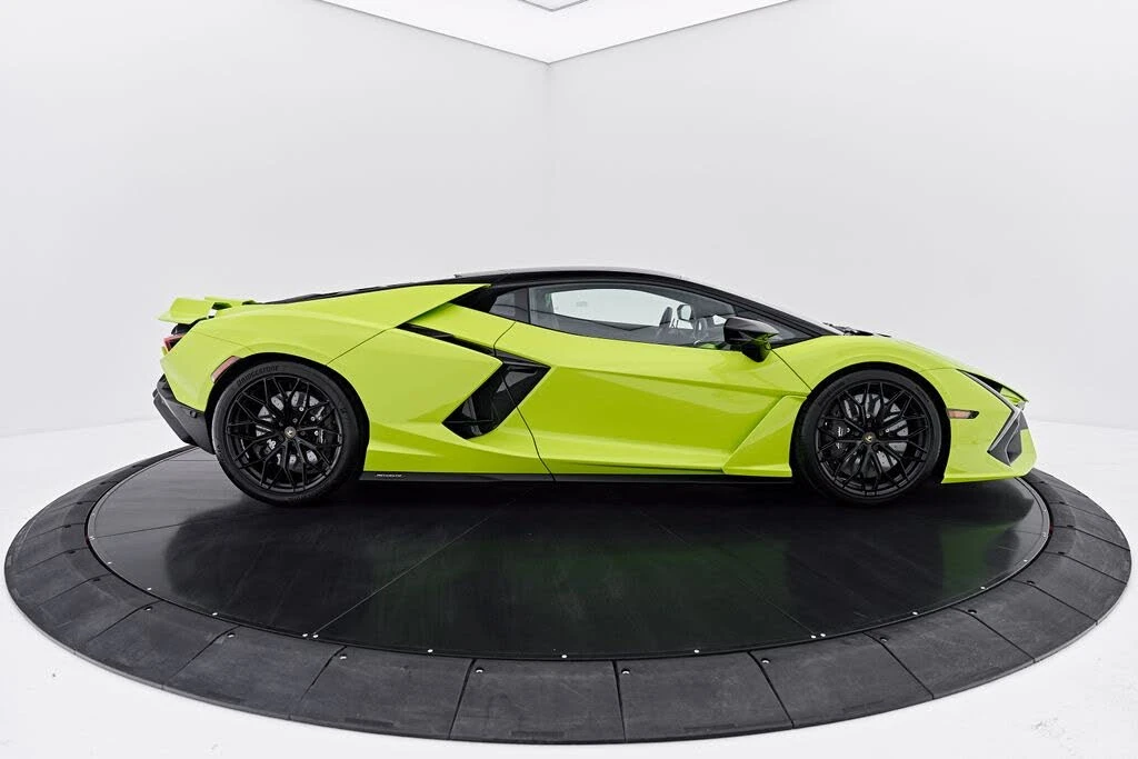 2026 Lamborghini Revuelto - Image 18 of 31