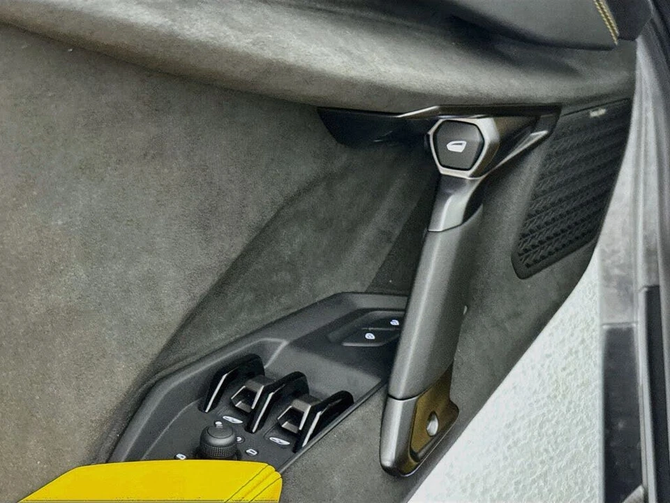 2026 Lamborghini Revuelto - Image 17 of 31