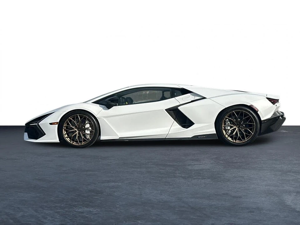 2026 Lamborghini Revuelto - Image 11 of 30